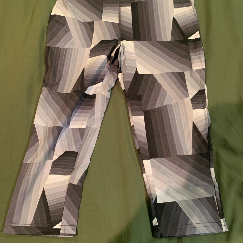 Kid's Geometric Print Active Capri Pants - Black & Gray